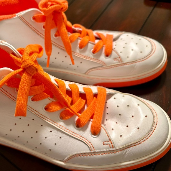 CHANEL MEN'S SIZE 12 HIGH TOP WHITE LEATHER SNEAKER WITH ORANGE SOLE AND TRIM - Picture 5 of 5